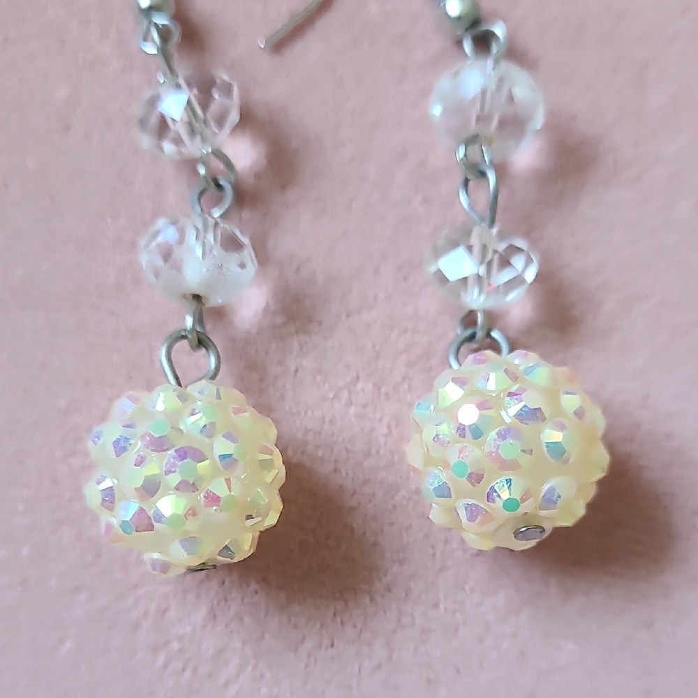 Elegant Gold And Cream Drop Earrings Set - Picture 11 of 12
